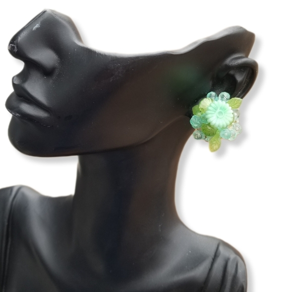 1950s MADE IN HONG KONG GREEN & BLUE LUCITE FLOWER CLUSTER BEAD CLIP ON EARRINGS - Picture 2 of 5